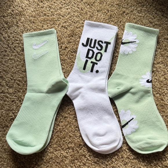 Nike Accessories - NWOT- Nike Women's Daisy Mint Green and White Athletic Socks Set